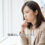 カフェで考え込む20代半ばの女性